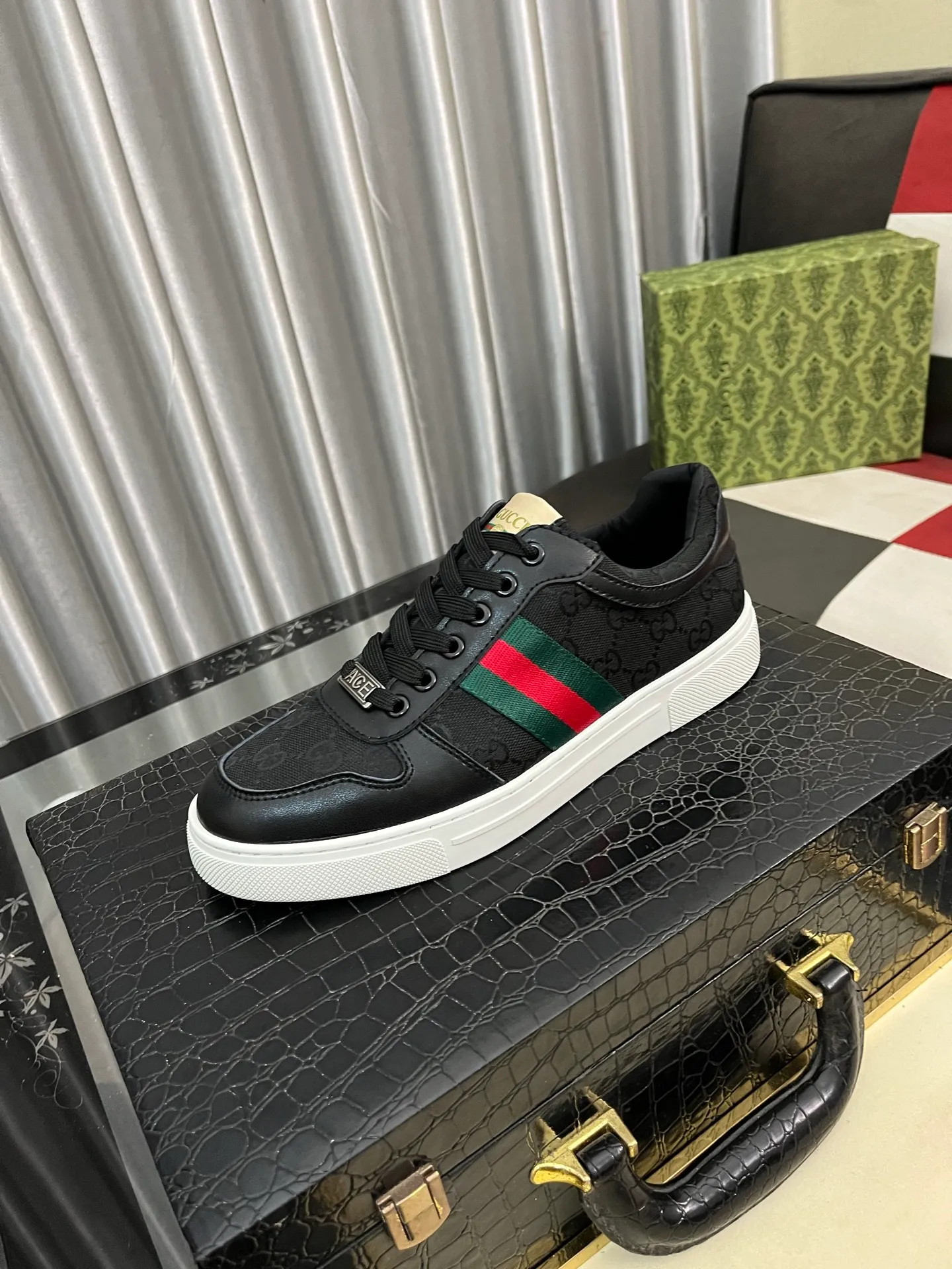 Men's Men's Shoes💰440⌚️⌚️【GUCCI】Gucci men's latest white shoe series casual shoes! The official website is built 1:1. Upper: Made of imported cowhide, with electric embroidery ➕Inner lining: Made of high-quality first-layer pigskin, soft and comfortable. Picky material selection and exquisite workmanship give you the best enjoyment. Size: 38-44 yards, 3️⃣ colors available.